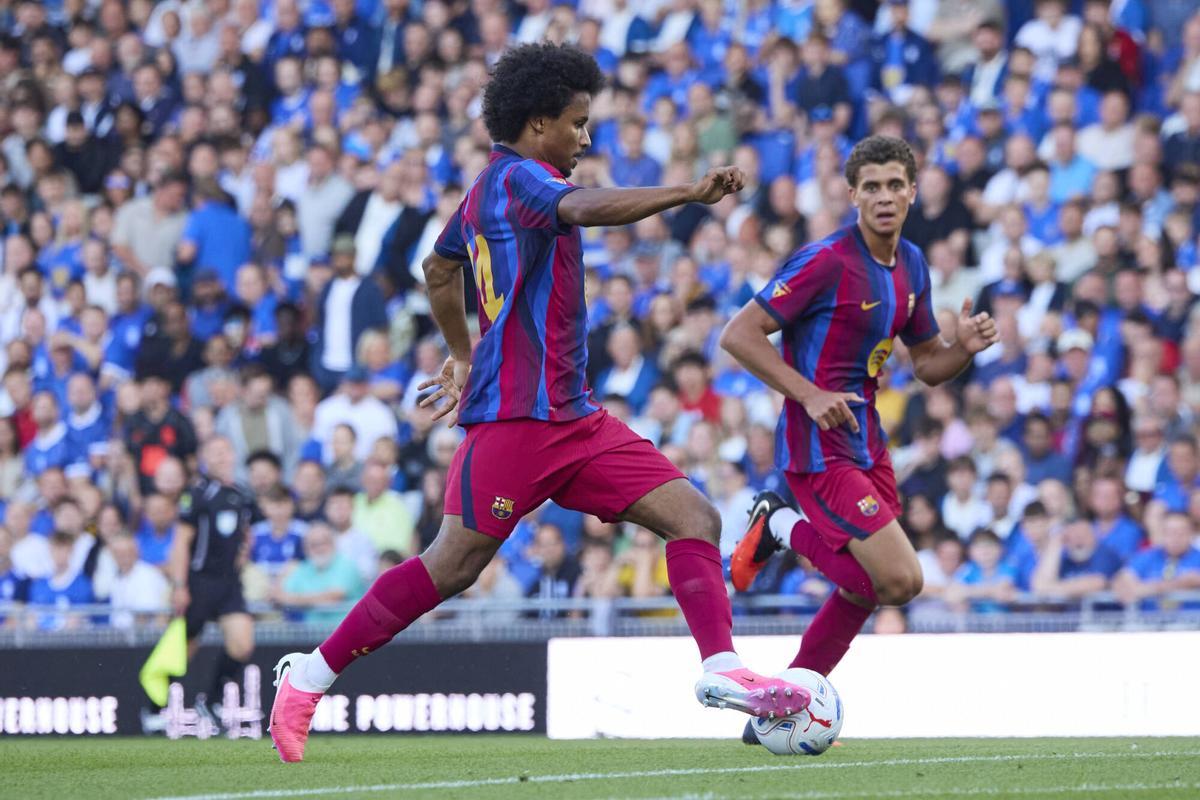 Karim Adeyemi conduce un ataque del Barça durante el amistoso frente al Birmingham.