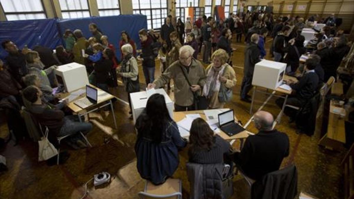 Votación durante la seudoconsulta del 9-N del 2014 en el colegio La Sadeta de Barcelona.