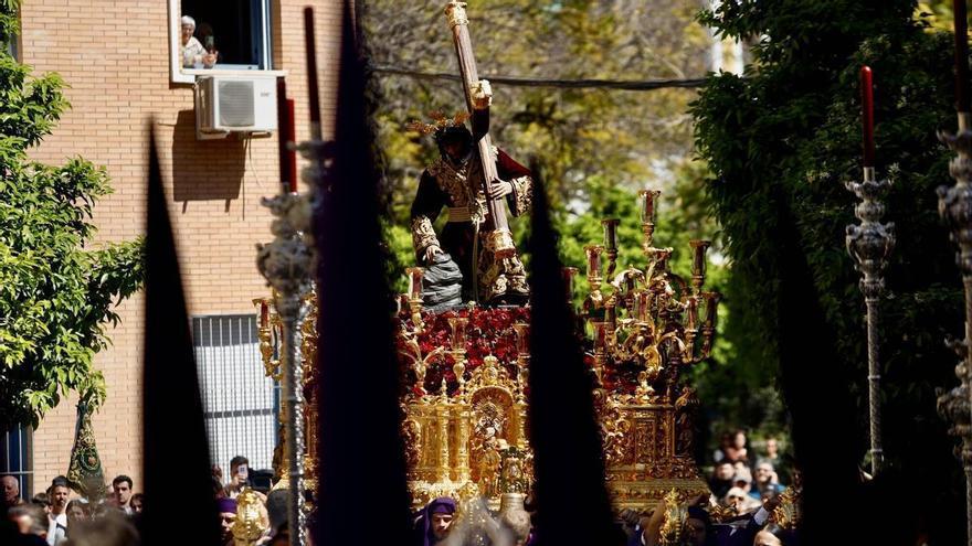 El calor y la devoción marcan el Martes Santo