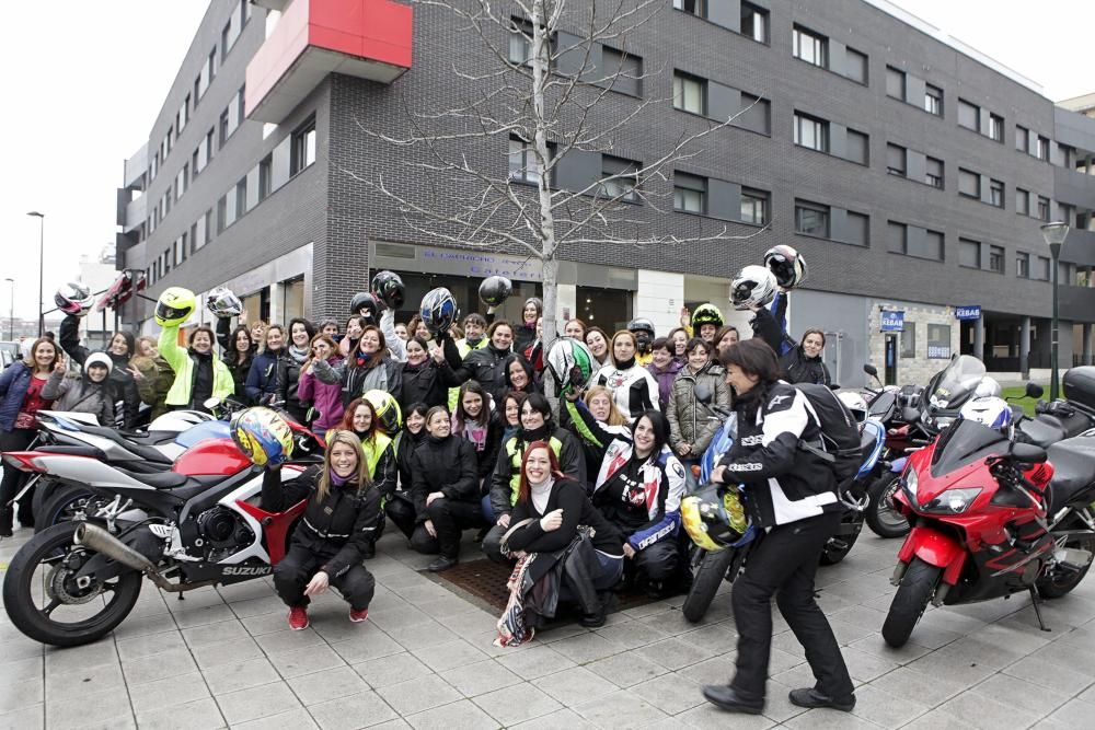 "Motocomadres". Un grupo de moteras celebra las Comadres en una ruta de moto