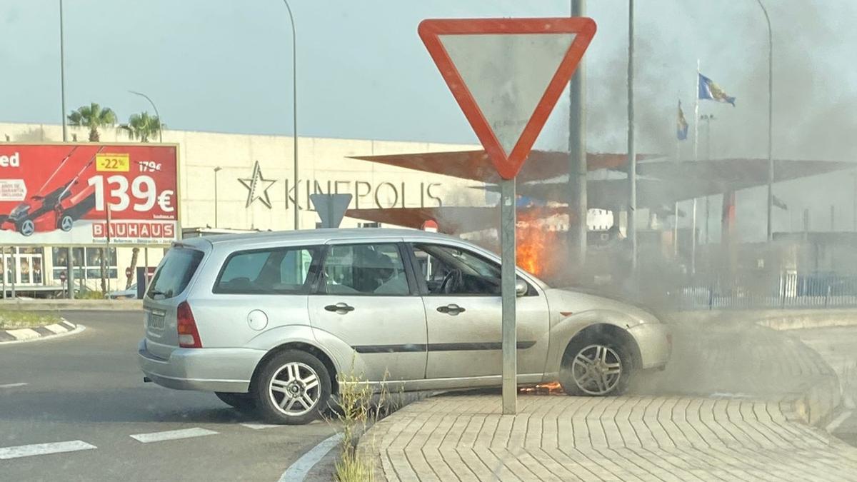 Arde un coche en la rotonda de Kinepolis