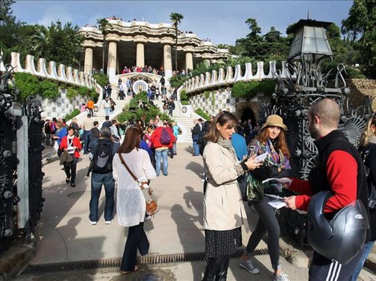 Visitants al parc Güell. Visitants al parc Güell.