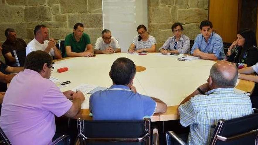 Representantes de montes Louredo, Mos, Petelos Santa María de Porriño, Xinzo, Ribadetea, Arnoso, con Tomás Fernández Couto, Miguel Dubois y la alcaldesa de Mos, en julio. // D.P.