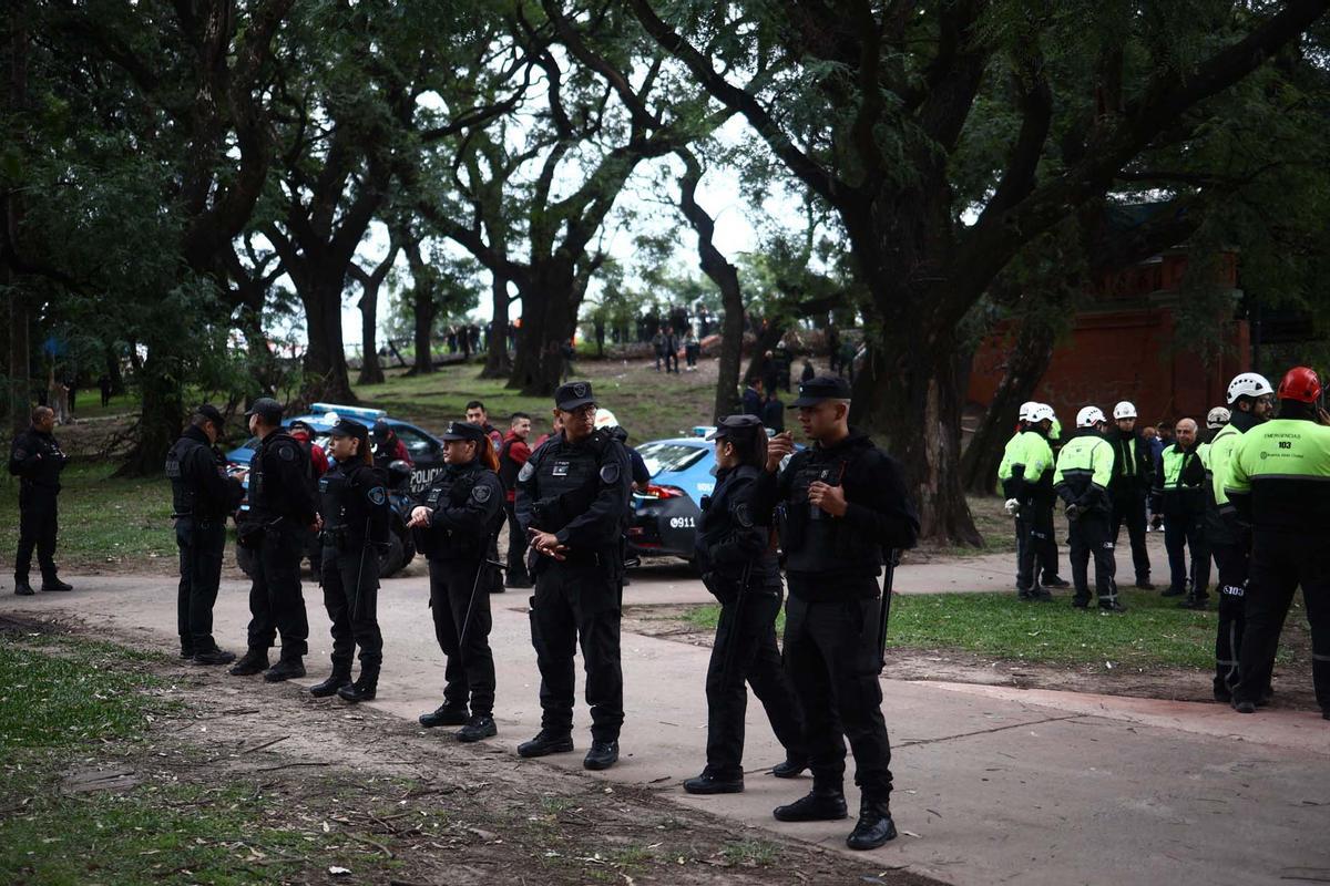 Tren de pasajeros se estrelló contra un tren de mantenimiento en Buenos Aires, dejando al menos 30 personas hospitalizadas, dos de las cuales estaban en estado grave