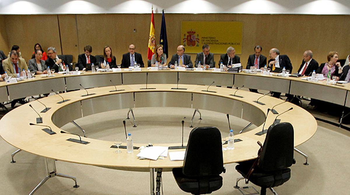 El dèficit de les autonomies es redueix a la meitat fins al juny