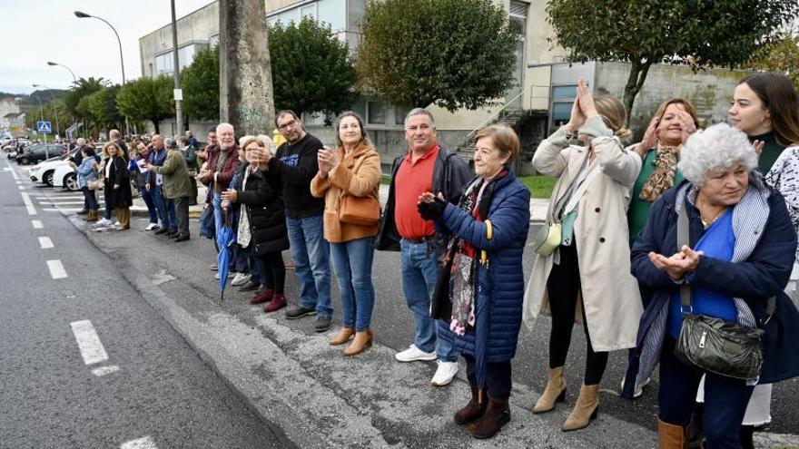 Cadena humana celebrada alrededor del centro de salud de Baltar en noviembre.  // RAFA VÁZQUEZ