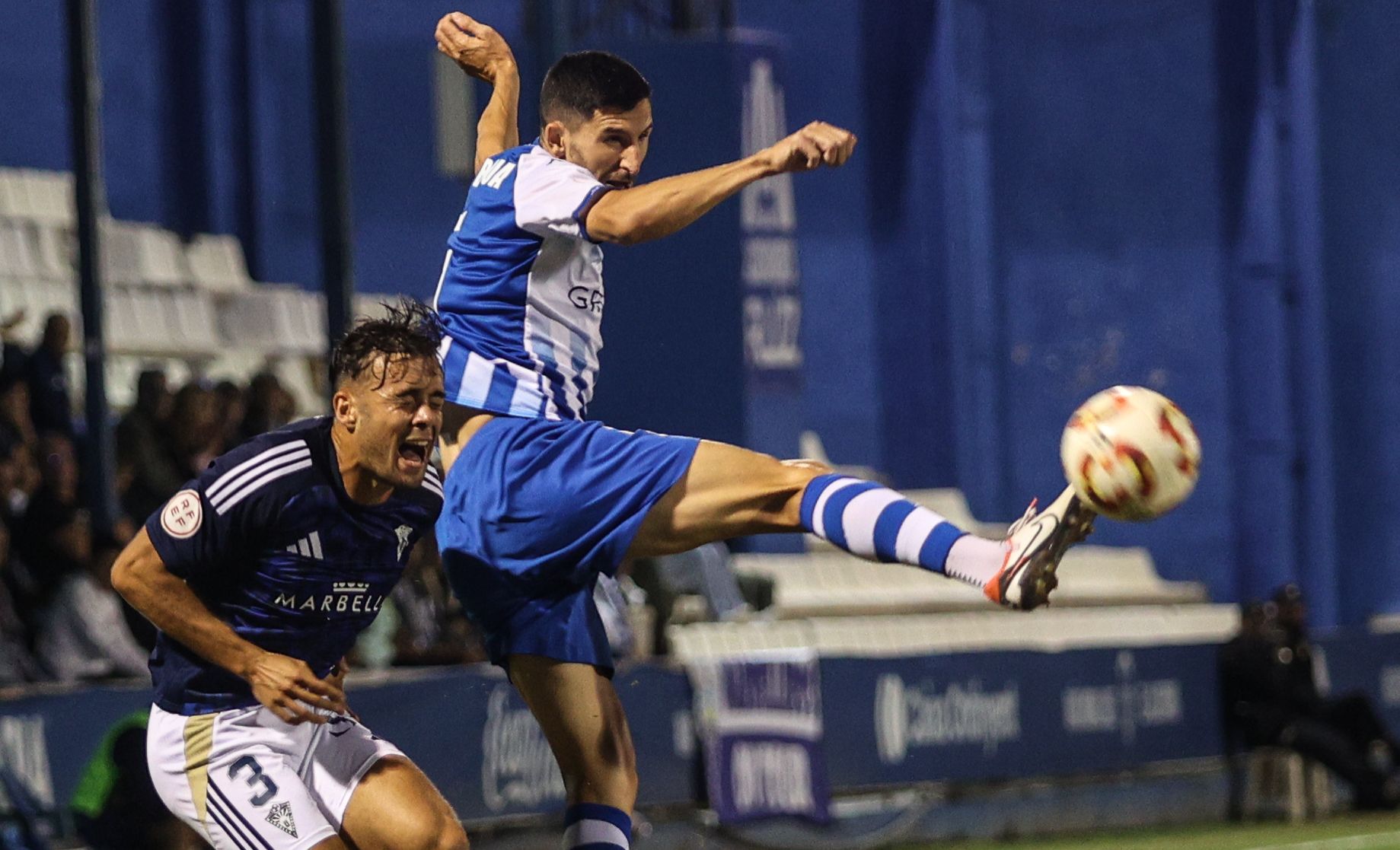 El Alcoyano vuela empujado por la afición