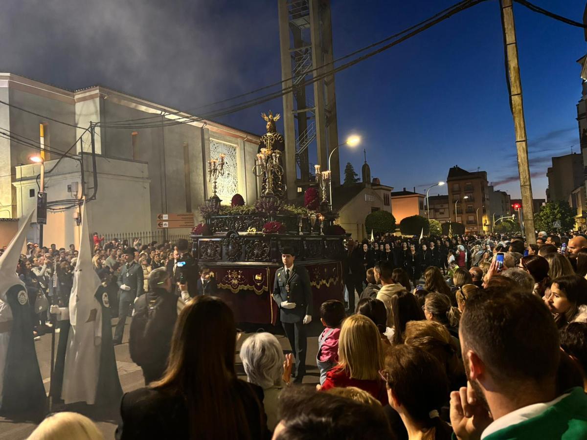 Salida del llamado 'Cristo Negro' desde la parroquia de San José