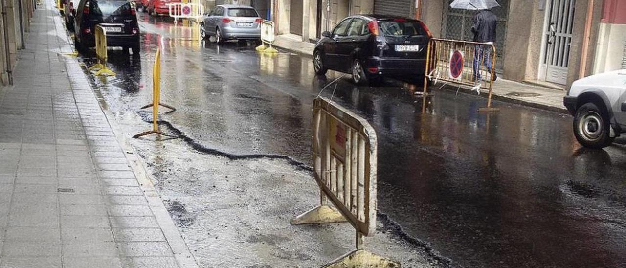 La calle Mercado, en la zona de A Ponte, volverá a ser asfaltada. // FdV