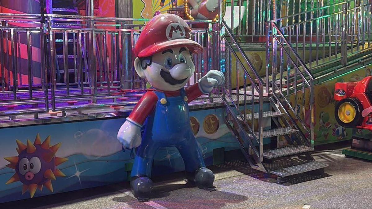 Fotografía de la figura desaparecida de Mario Bros en el recinto ferial de Badajoz.