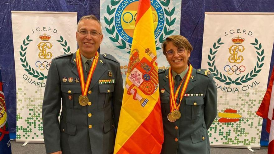 Raquel Dopico, junto a su marido, Juan Pedro García, en el campeonato nacional militar de tiro.