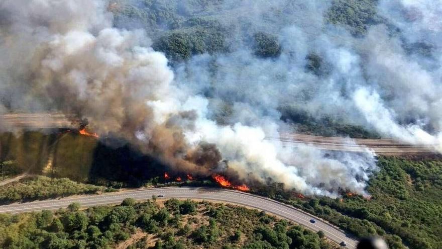 El fuego, pegado a la autovía A-52 en el Concello de Cualedro. // Brif Laza