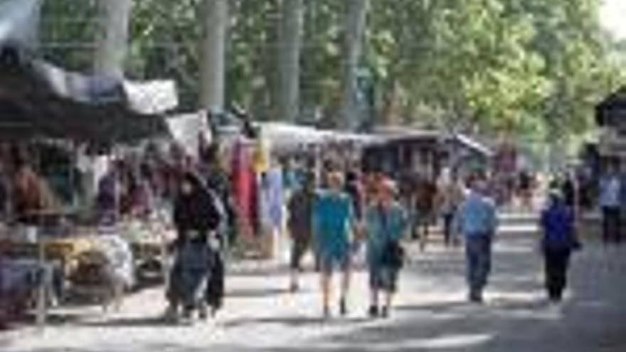 El mercat recupera les parades al passeig de la Devesa.