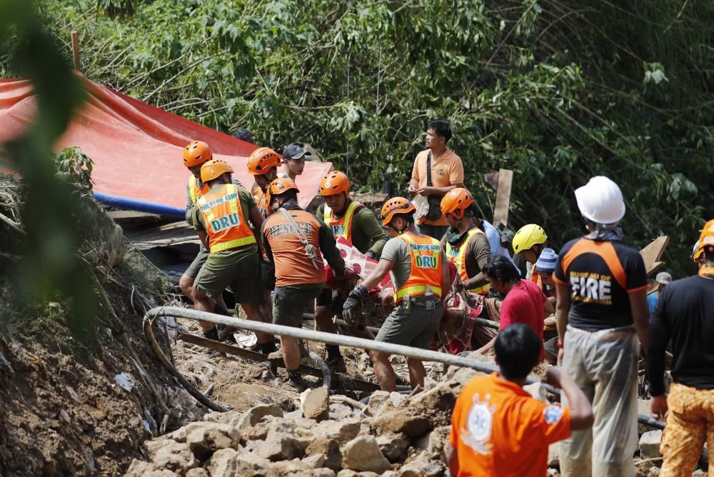 Un centenar de personas quedan sepultadas en un mina en Filipinas por el tifón