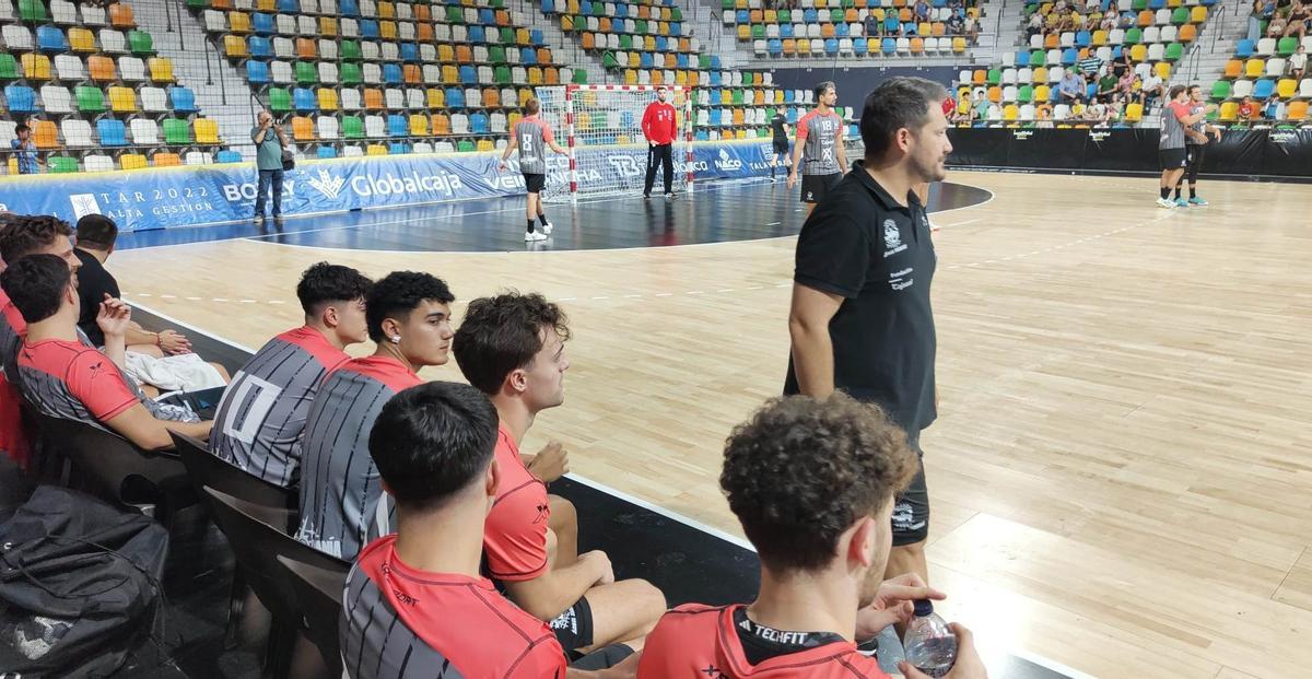 El entrenador del Cajasol Ángel Ximénez, Toni Malla, sigue uno de los partidos disputados en Ciudad Real.