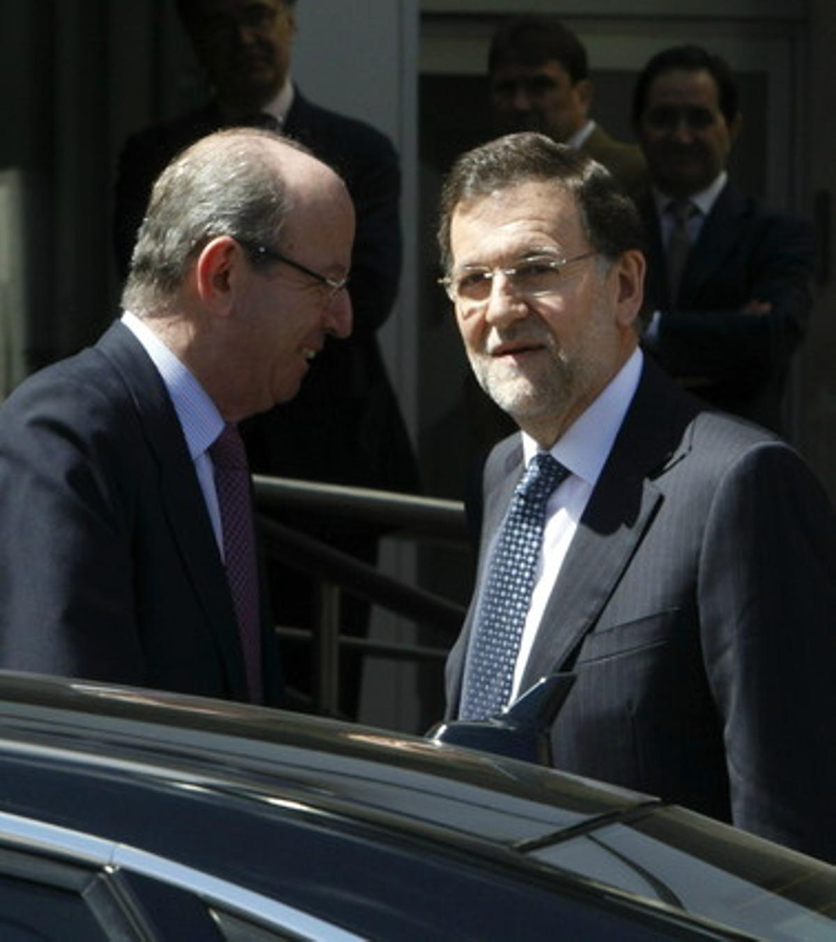 El president del Govern, Mariano Rajoy, amb el cap de la Casa Reial, Rafael Spottorno, a l’arribar aquest matí a l’hospital on està ingressat el Rei.
