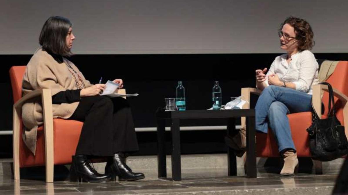 Sílvia Espinosa i Virgínia Piñol, en el diàleg d’aquesta setmana, a l’Auditori Josep Irla. | UNIVERSITAT DE GIRONA