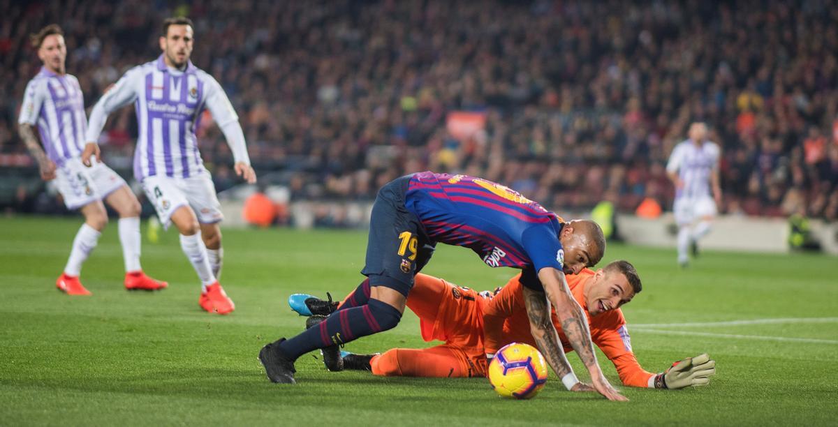 Boateng intenta superar a Masip en el Barça-Valladolid de la campaña 18-19.