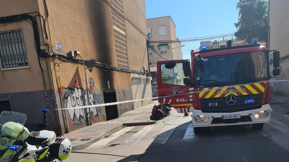 Entrada de acceso al garaje donde se ha producido el fuego, en Santiago el Mayor