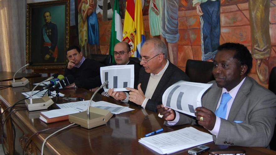 Gaspar Bokesa (primero por la derecha), en la presentación de los presupuestos municipales de Rincón de la Victoria.