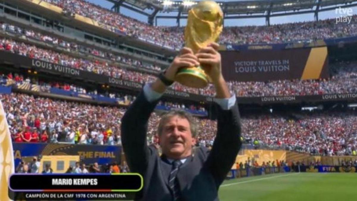 Mario Alberto Kempes, presenta el trofeo en la Final.