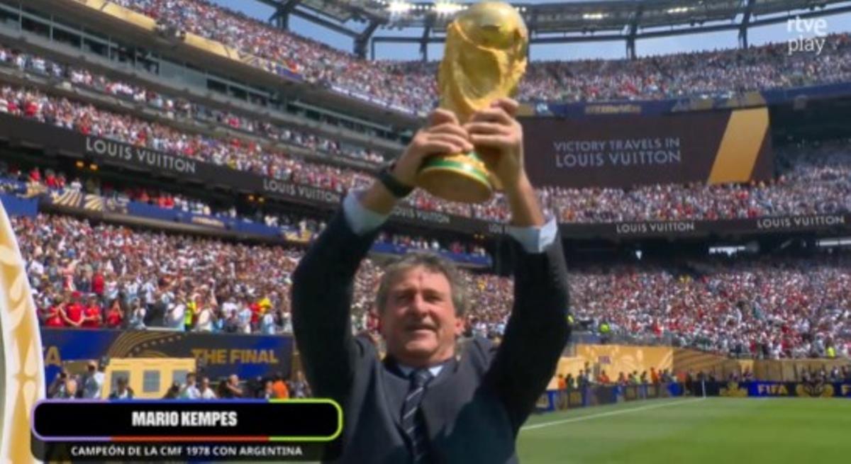 Mario Alberto Kempes, presenta el trofeo en la Final.