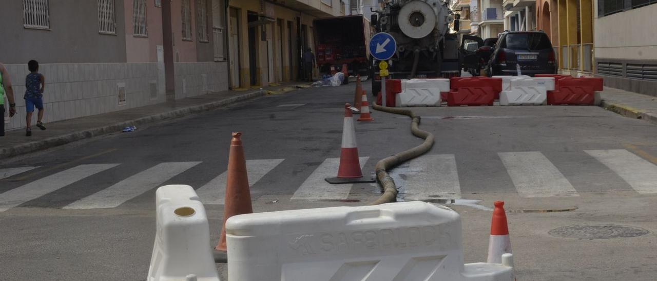 El mal estado de la tubería obliga a la empresa a hacer trasiegos para reducir el caudal que recibe diariamente.