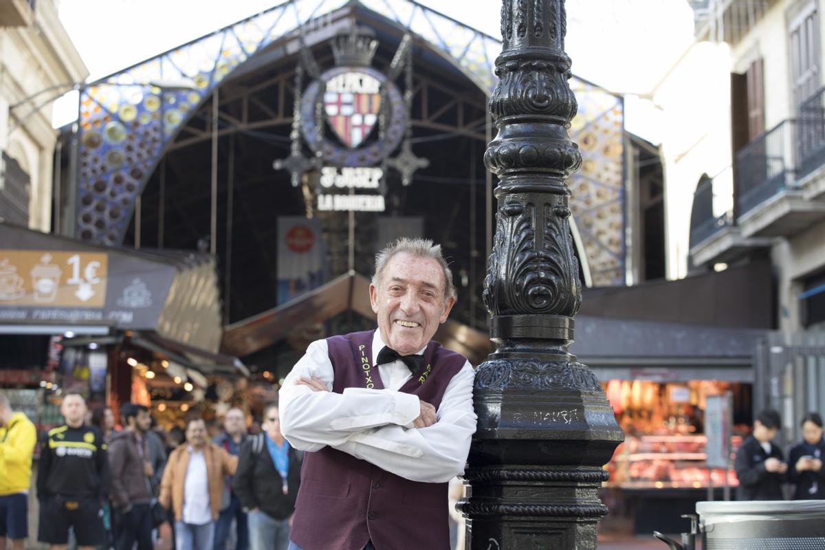 Juan Bayén, Juanito del Pinotxo, a la entrada del mercado de la Boqueria.