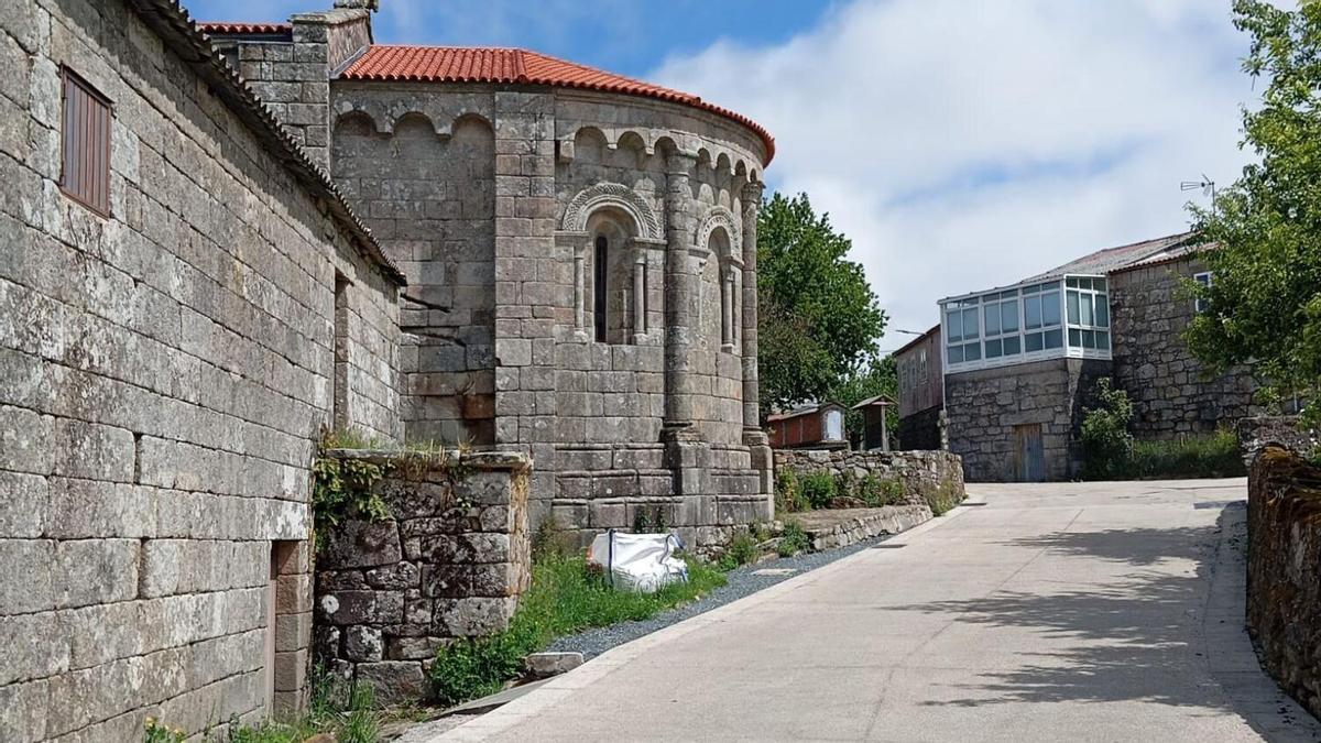 El hormigón cubre ahora el antiguo camino empedrado junto al monasterio.