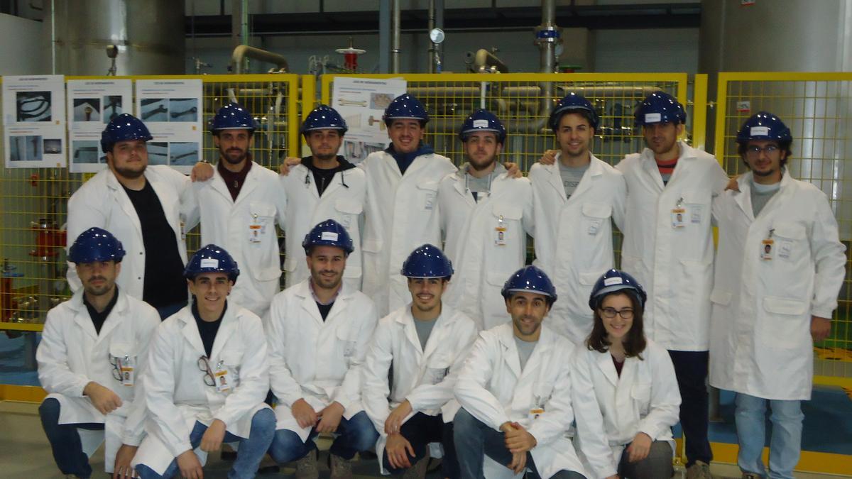 Foto del grupo de la 7ª promoción de Automatización y robótica industrial, en la Central de Almaraz.