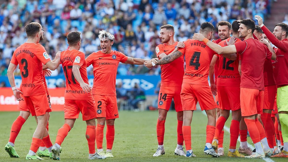 Los jugadores del Andorra celebran la victoria en La Romareda en la primera vuelta