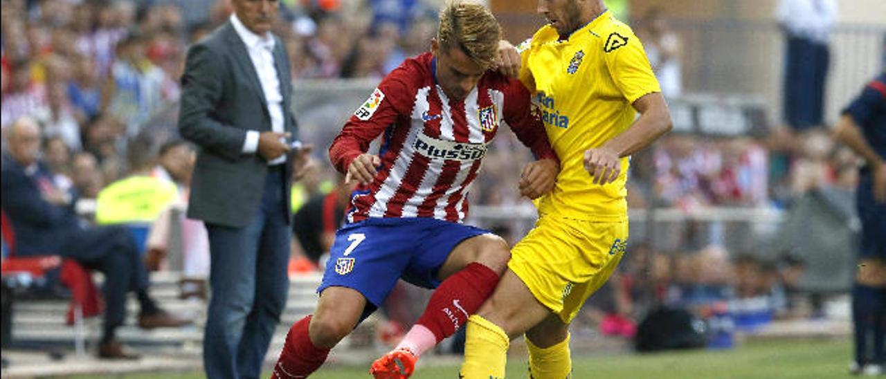 El centrocampista isleño pugna con el galo Griezmann, en la primera jornada del campeonato 2015-16.