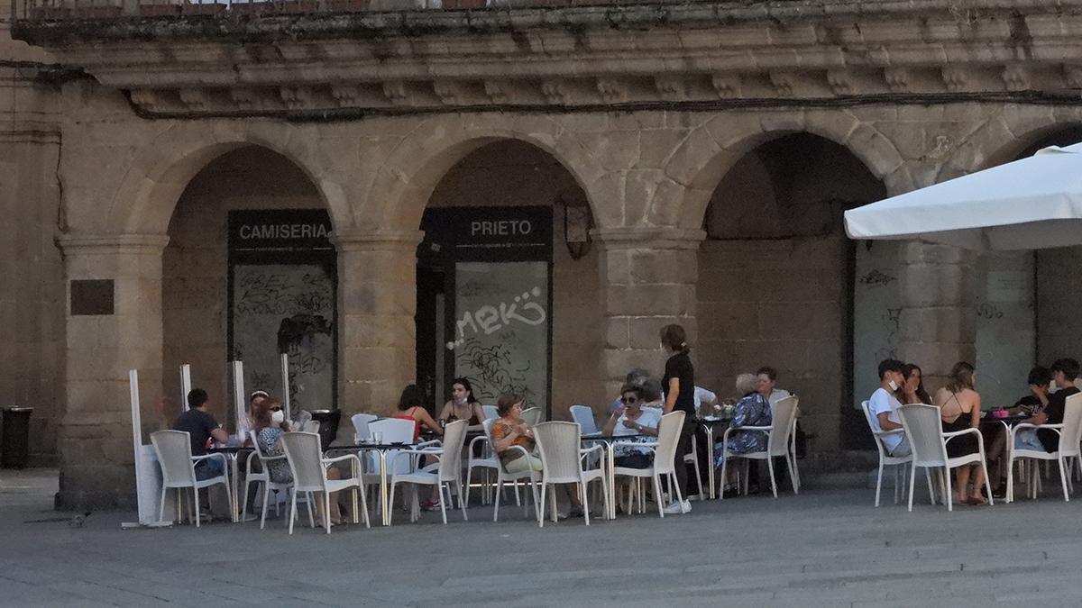 Una terraza de Ourense, este domingo