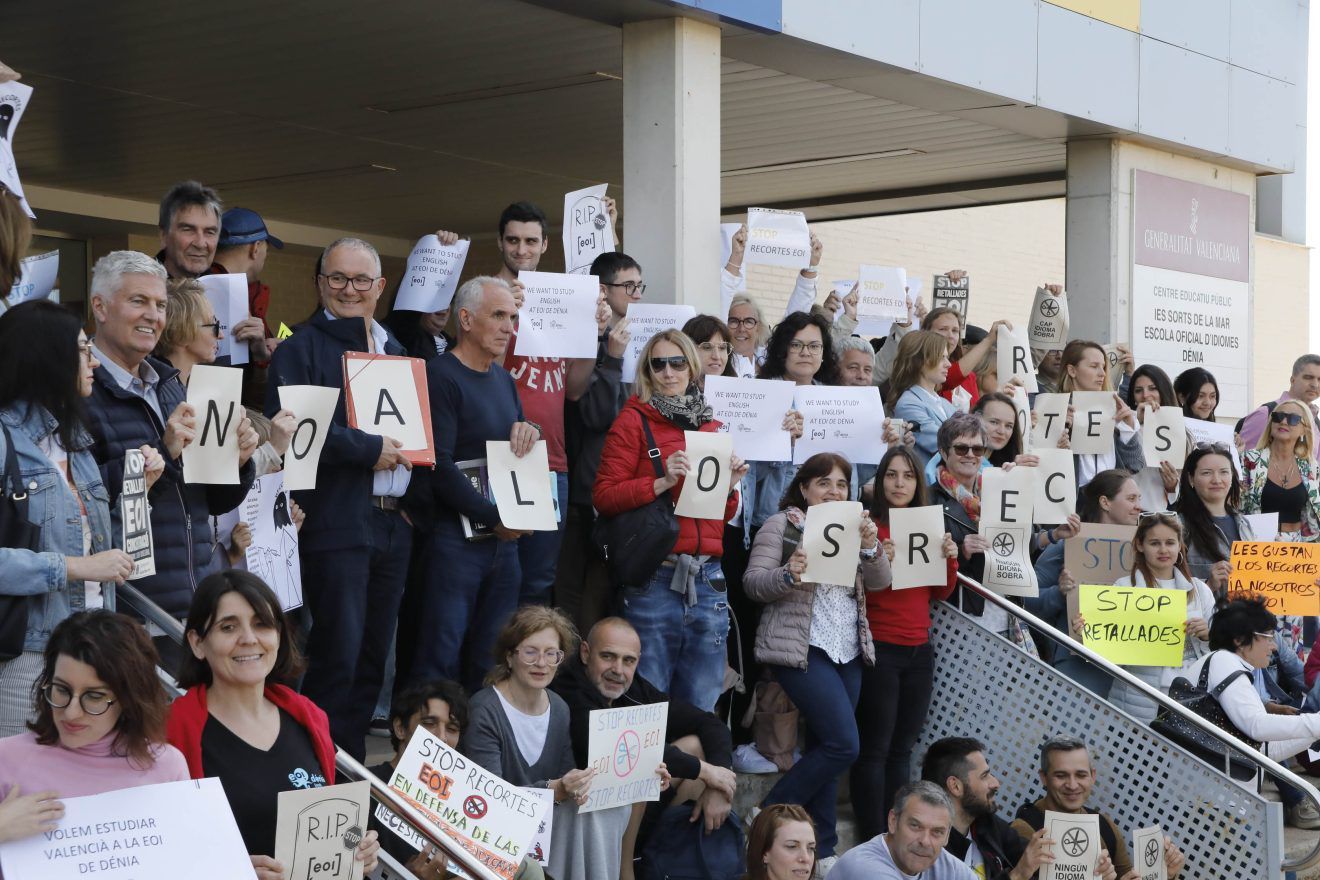 Protesta en Dénia contra los recortes en la Escuela Oficial de Idiomas (imágenes)
