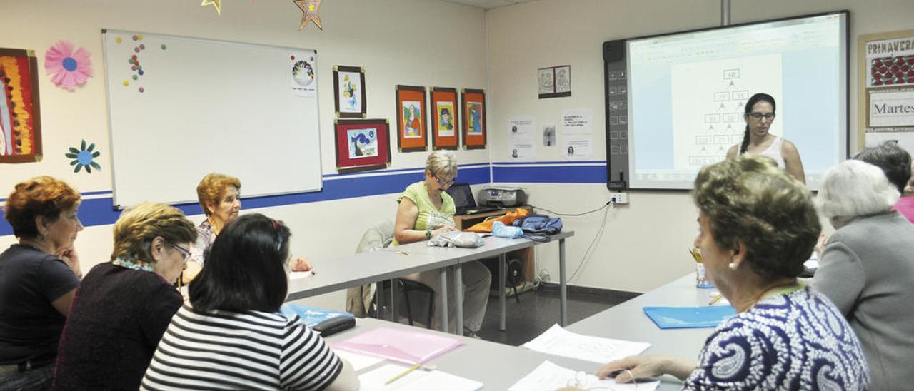 Usuarios de Afaga, en un taller del programa &quot;Cultiva la mente&quot;.