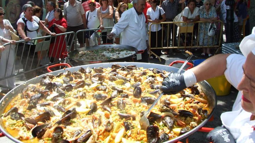 Cuqui Orjales prepara una paella en una actividad anterior