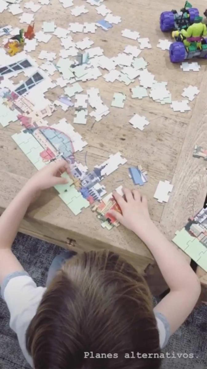 Los hijos de Sara Carbonero haciendo un puzzle