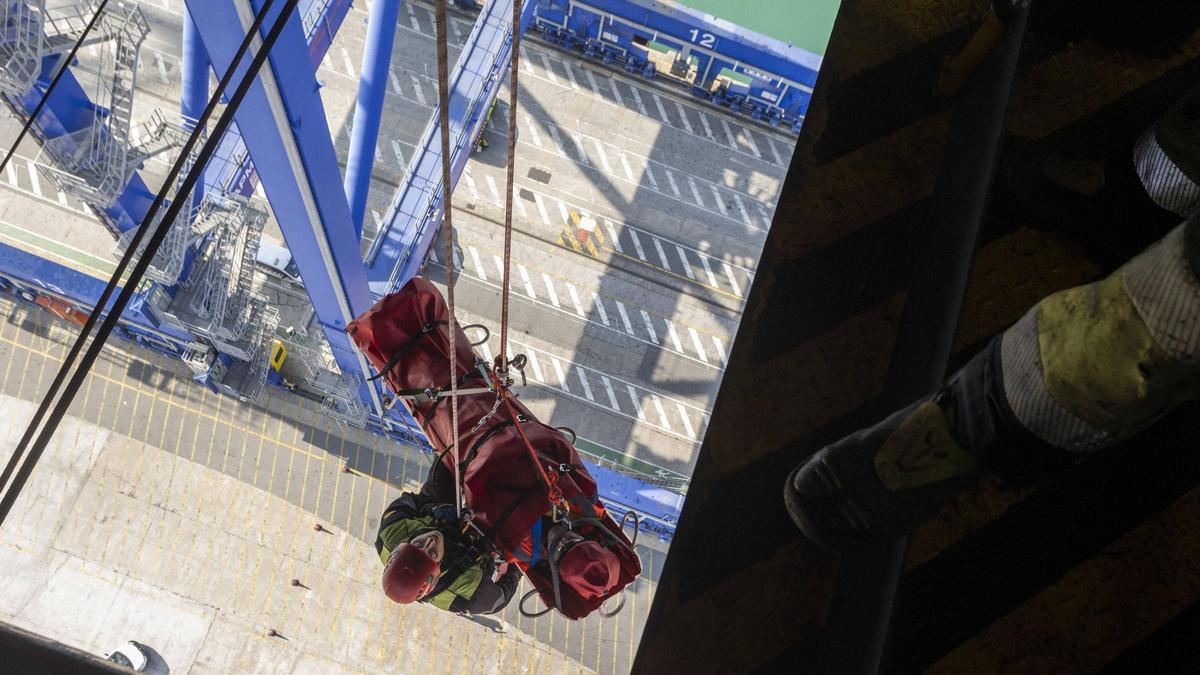 Los bomberos del Grupo de Trabajo y Rescate en Altura realizan un simulacro en la sala de máquinas de una grúa portuaria