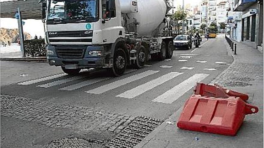 Un camió justament al pas elevat davant del carrer Moralla, que s&#039;ha fet malbé pel pas d&#039;aquests vehicles.