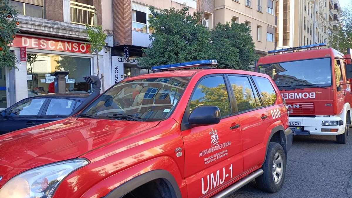 Bomberos en el lugar del incendio, que ha afectado a la cocina de un piso en la plaza de Colón de la capital cordobesa.