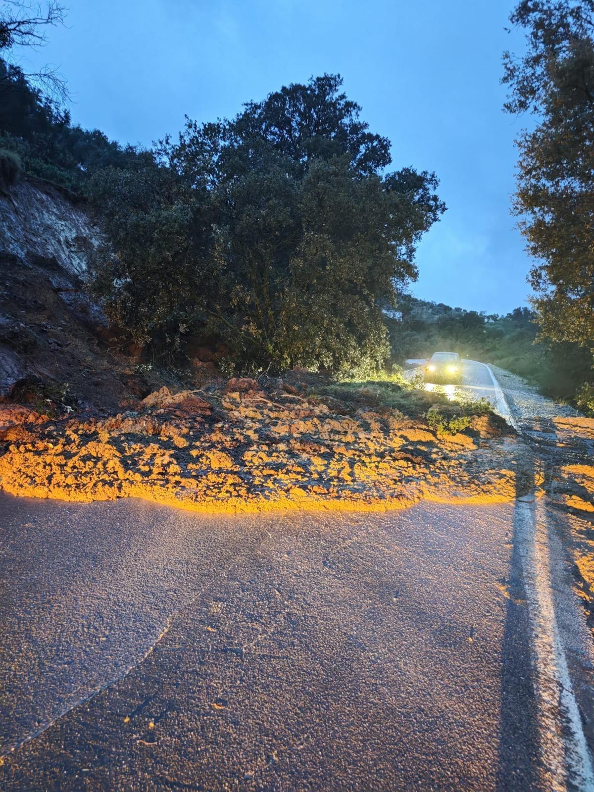 Desprendimiento de tierra en la carretera A-4154, en Priego.
