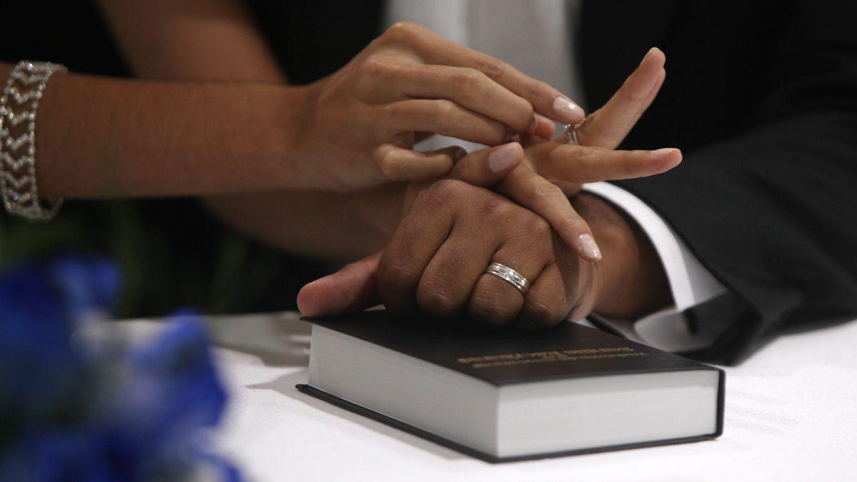 Detalle de las manos de los novios durante la ceremonia.