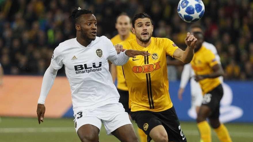 Loris Benito, en segundo término, disputa un balón al valencianista Batshuayi en un duelo de Champions.