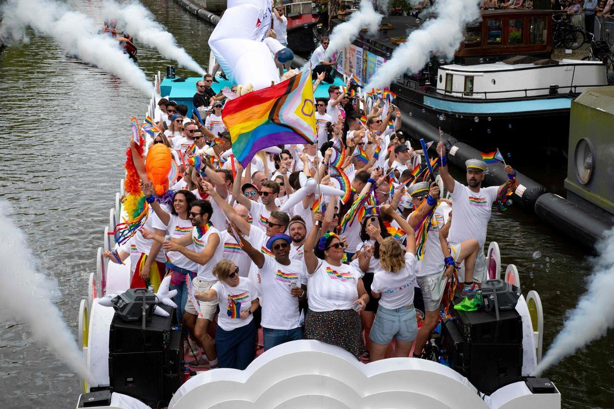 Celebran el desfile anual del orgullo LGTB+ por el Canal en Ámsterdam