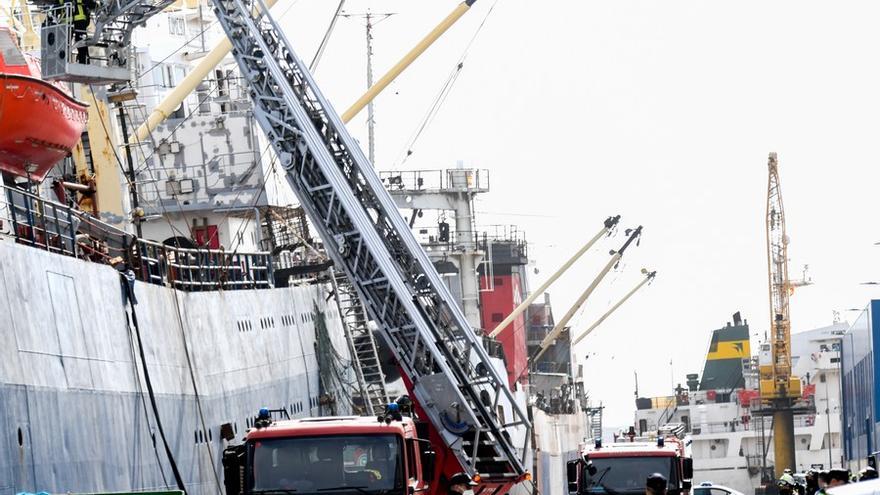 Extinguido el incendio en un barco en el puerto de La Luz con tres fallecidos