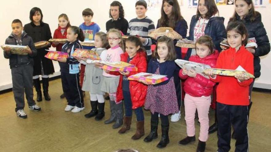 Los alumnos de diferentes cursos, con los premios logrados en el concurso de dibujo del Ateneo. // S.A.