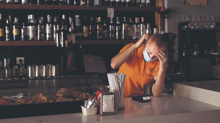 Un establecimiento de restauración a oscuras debido al apagón general del pasado miércoles.