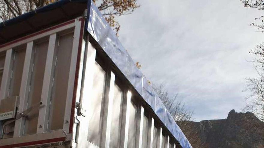 La caja del camión, con la cabina unos metros más arriba, en la carretera de Tarna.