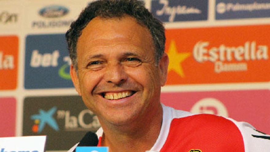 El técnico del Mallorca, Joaquín Caparrós, en rueda de prensa.