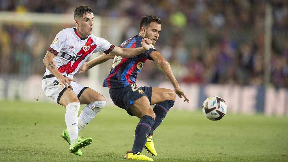 Eric García y Camello disputan un balón.